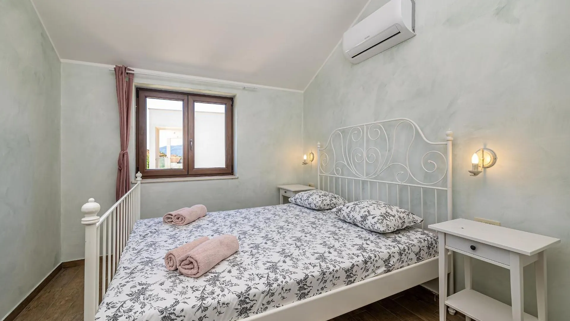 Holiday House Divna Pinezici  Holiday home