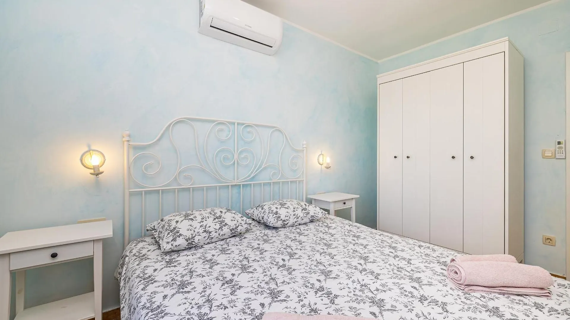 Holiday House Divna Pinezici  Holiday home Pinezici (Krk)